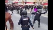 混乱！赛前马德里警方和本菲卡球迷发生冲突，小球迷哭了出来！