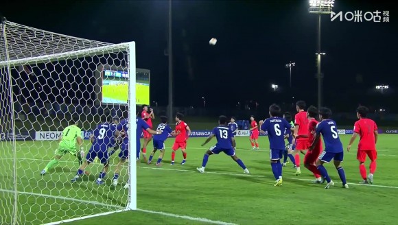 中国队险些绝平！U17男足补时头球攻门遭日本门将神扑！